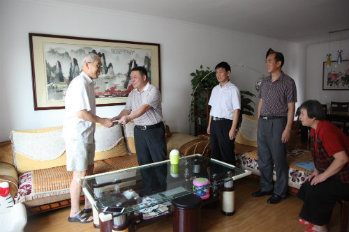 建設(shè)集團(tuán)公司領(lǐng)導(dǎo)走訪慰問困難黨員