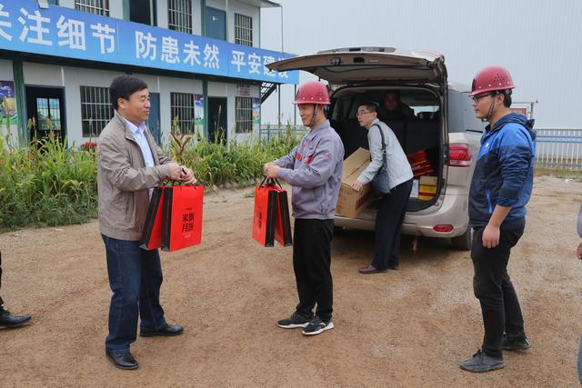 銅川分公司領(lǐng)導(dǎo)班子成員深入施工一線開展節(jié)日慰問(wèn)