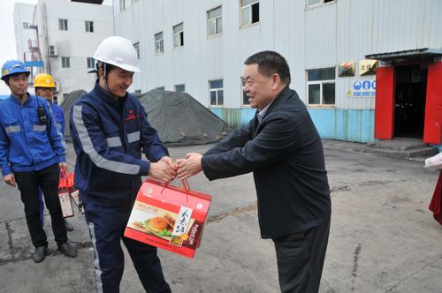 陜煤集團總經理助理、建設集團聯合黨委書記、董事長寧興剛一行節日期間深入洗選煤運營公司基層慰問一線員工