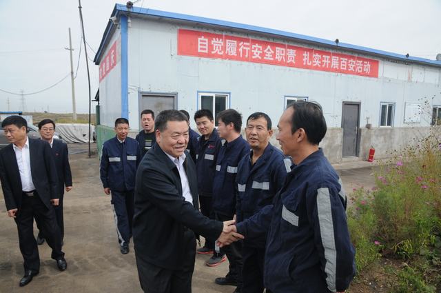 陜煤集團總經理助理、建設集團聯合黨委書記、董事長寧興剛一行深入掘進公司紅柳林項目部走訪慰問