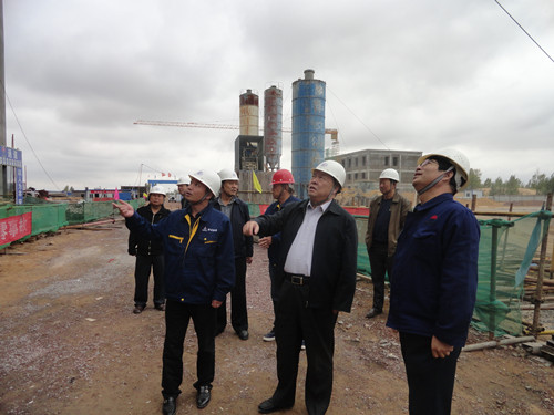 陜煤集團總經理助理、建設集團聯合黨委書記、董事長寧興剛一行中秋節深入曹家灘項目工地視察慰問