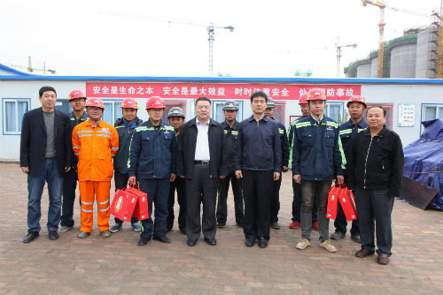 到一線，送祝福，鼓干勁