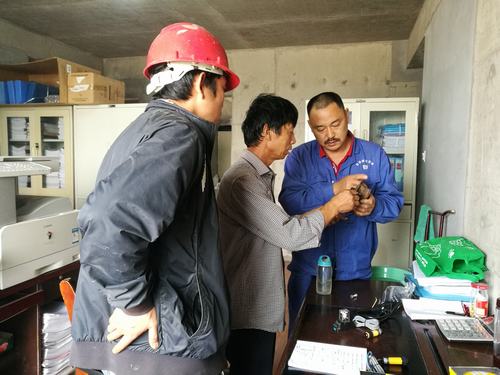 韓城分公司土建八項(xiàng)目部防護(hù)門自動(dòng)開閉裝置創(chuàng)新創(chuàng)效保安全