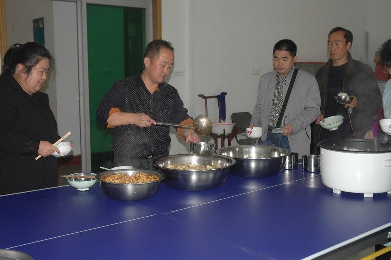 礦建三公司職工食堂:物美價(jià)又廉 職工齊點(diǎn)贊