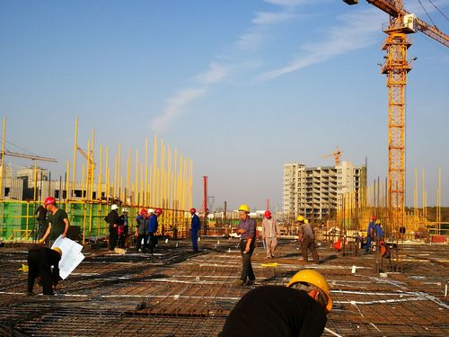 天工公司土建十五項目部承建的基地項目施工現場如火如荼