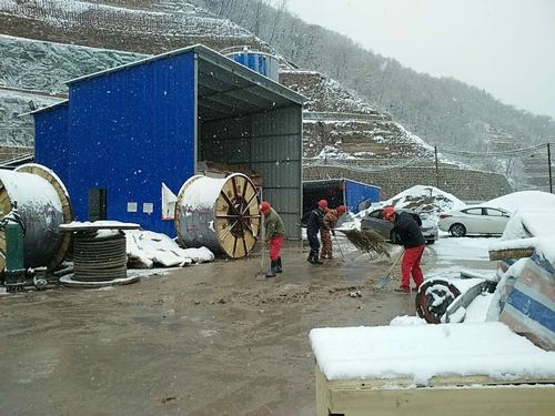 礦建二公司冶坪工地:我們一起掃雪去