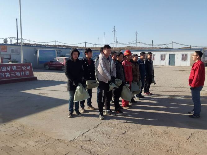 礦建二公司小保當(dāng)?shù)谌?xiàng)目部開展撿垃圾環(huán)保活動(dòng)
