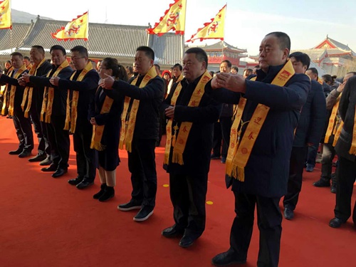 寧興剛董事長一行赴潼關(guān)古城參加迎春鳴鐘祈?；顒?dòng)