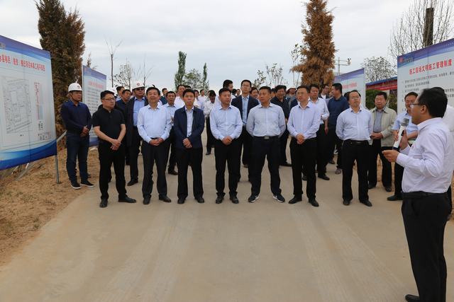 白水縣移民搬遷安置點觀摩團深入白水縣林皋鎮安置點施工現場進行觀摩指導