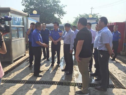 渭南臨渭區副區長楊宇英赴朝陽大街拆遷安置項目督查治污減霾工作