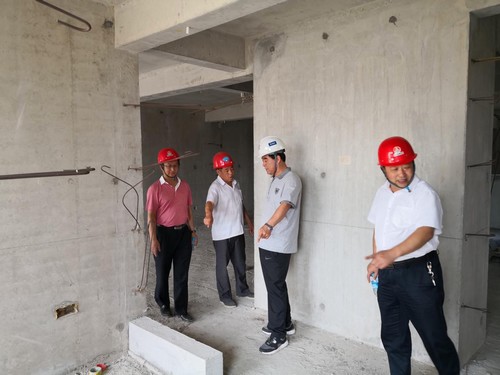 銅川礦業公司副總工程師郭全營一行蒞臨銅煤2#紫藤園工地檢查指導工作