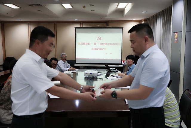 亮身份，陜煤建設路橋分公司黨員干部在行動！