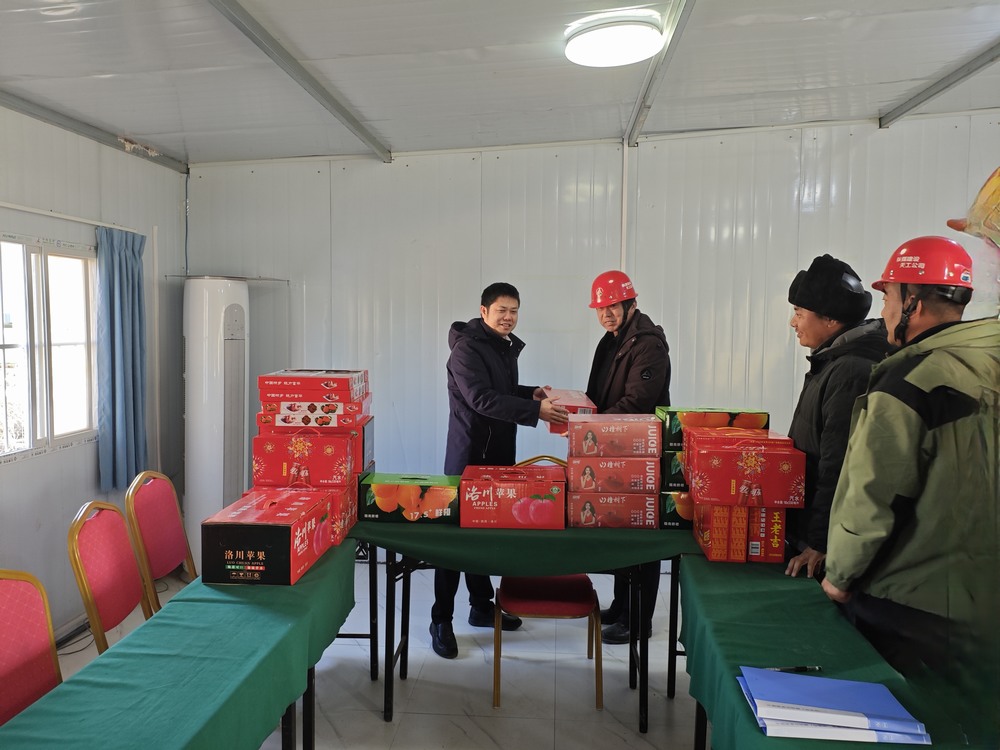 陜西彬長(zhǎng)文家坡礦業(yè)有限公司副總經(jīng)理、總工程師王飛深入天工公司基層項(xiàng)目部慰問(wèn)