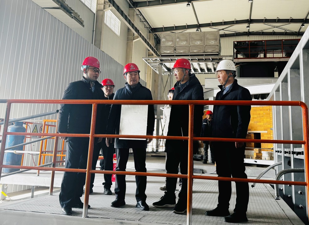 陜西建材科技集團(tuán)黨委書記、董事長(zhǎng)、總經(jīng)理周紅深入天工公司基層項(xiàng)目部進(jìn)行慰問(wèn)