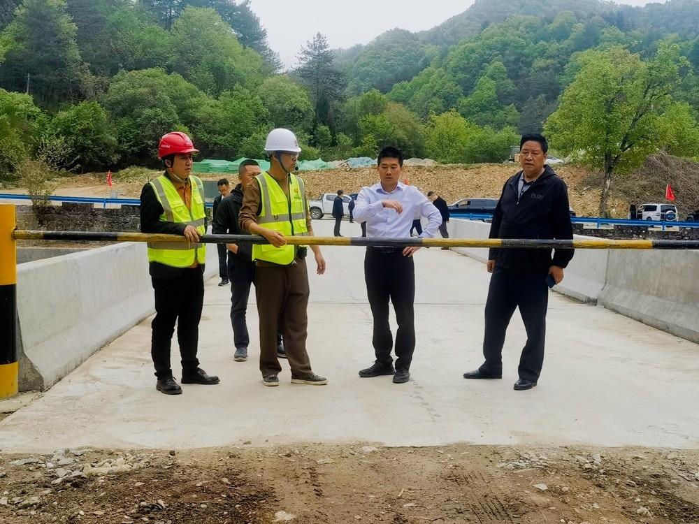 陜西省發展和改革委員會重大項目儲備推進中心副主任譚超等一行蒞臨陜煤建設路橋分公司秦嶺項目部調研