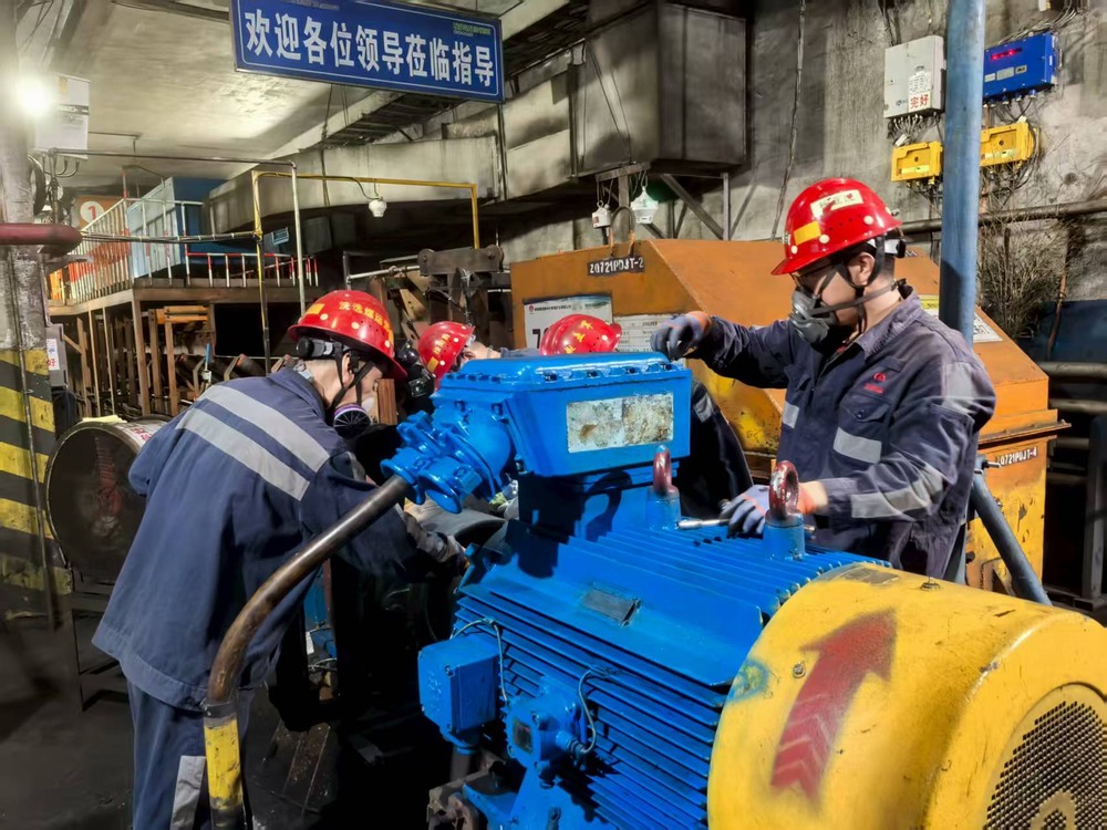 陜煤建設洗選煤運營公司檸條塔運營項目部:汗水浸透工裝色,高溫檢修護生產