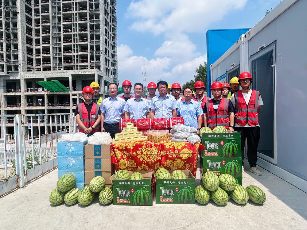 陜煤建設榆林公司開展“夏送清涼”慰問活動