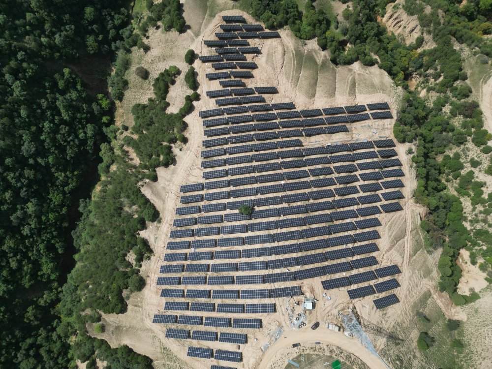 陜煤建設天工公司承建的安塞區鐮刀灣鎮100MW農光互補項目光伏廠區#2標段順利通過標段完工驗收