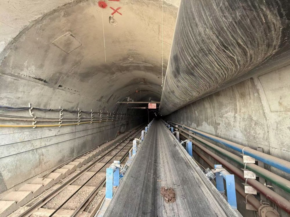 陜煤建設天工公司礦建六部：玻璃溝煤礦主斜井皮帶排矸系統試運轉一次成功