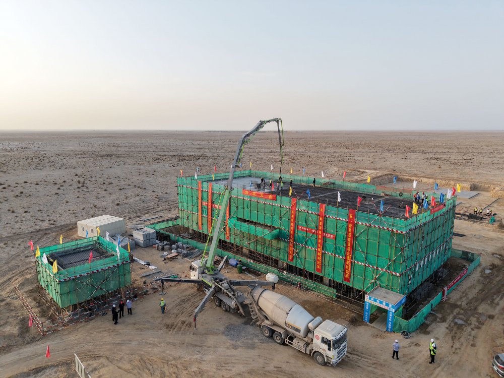 陜煤集團(tuán)新疆公司兵團(tuán)第十三師新星市30萬(wàn)千瓦光伏發(fā)電項(xiàng)目升壓匯集站生產(chǎn)綜合樓、警衛(wèi)傳達(dá)室順利封頂