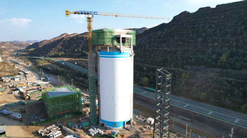 提前2天落位！橫山天云煤礦棧橋鋼支架架起“運(yùn)輸樞紐”，12月投產(chǎn)再添保障