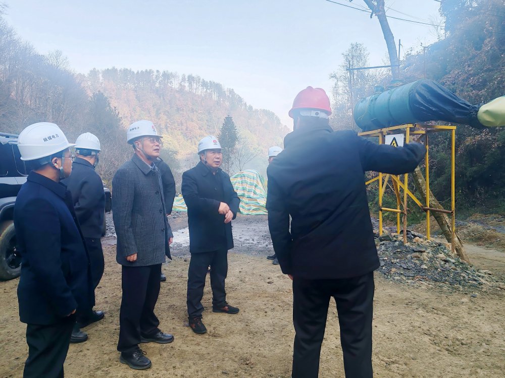 陜煤集團總經理助理、陜煤電力集團黨委書記、董事長馮平安一行深入西鄉抽蓄電站勘探平硐項目現場檢查指導前期準備工作