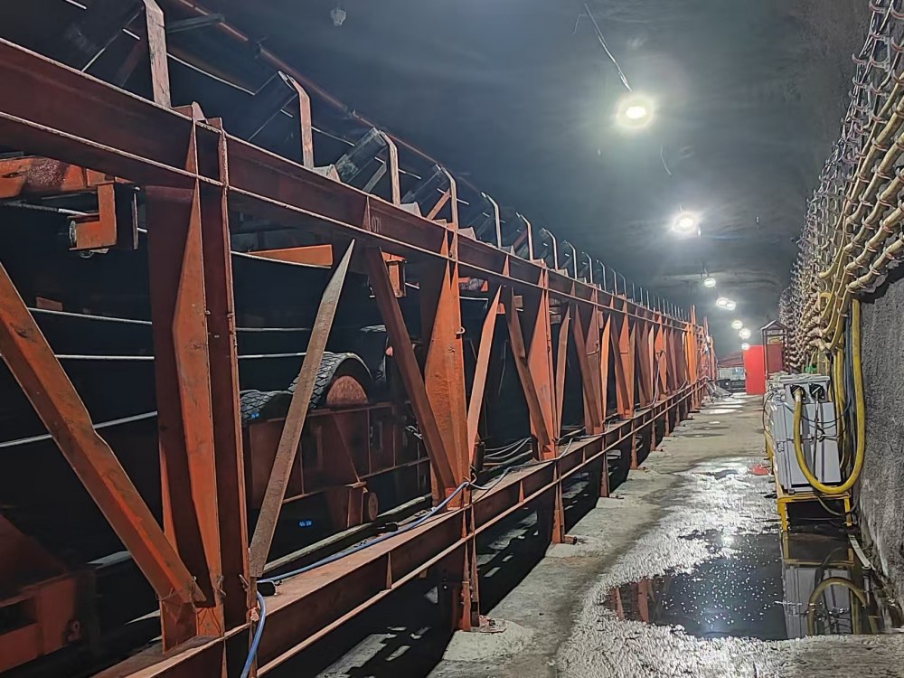 陜煤建設(shè)機(jī)電安裝公司神府項(xiàng)目部圓滿完成15222膠運(yùn)順槽帶式輸送機(jī)安裝工程