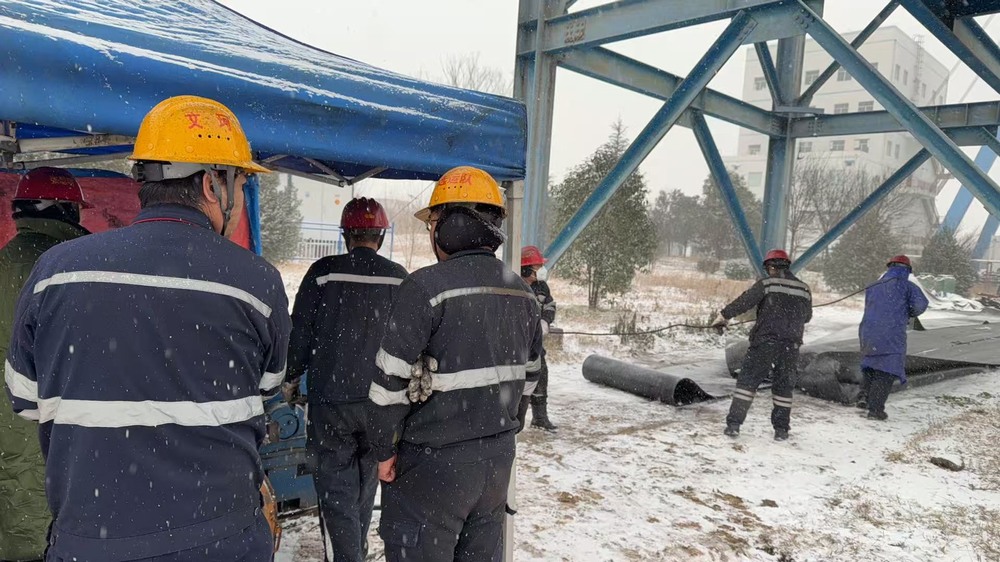 陜煤建設(shè)洗選煤運(yùn)營(yíng)公司澄合山陽運(yùn)營(yíng)項(xiàng)目部：凜風(fēng)裹雪換皮帶  堅(jiān)守崗位迎新年