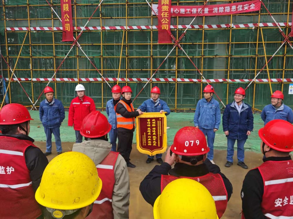 攻堅收官迎新春 封頂獻禮啟新程